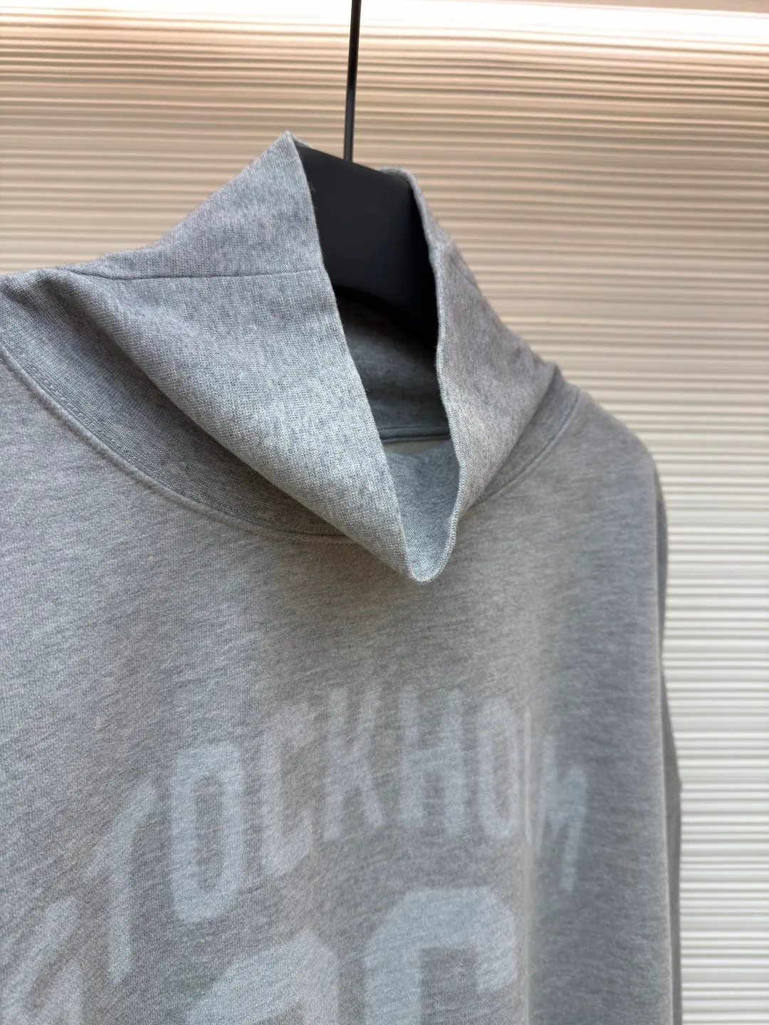Acne Studios printed logo sweatshirt ●Original version: Purchased and developed for 4700 ●Item number: 1682167-A80 ●Fabric: Floral soft velvet nylon fabric ●Technology: Imported machine foam printing ●Color: Gray ●Version: Loose version ●Weight: about 610 grams ●Size: Shown in a subtle and restrained manner, it is embellished with the college-style seasonal logo pattern, and uses simple and tense lines to outline the personality logo. The hidden luxury beauty of sweatpants carved with Maliu craftsmanship. From rich to light, the color transition is natural and smooth, and the elegant style is like the precipitation of time. The suit attendance interprets the infinite possibilities of fashion from a unique perspective. Imported machine foam printing uses imported professional printing equipment to apply a special white slurry to the textile surface in a specific pattern through precise mechanical control. The foaming agent is thermally decomposed to produce gas, which expands the slurry to form a three-dimensional white foam pattern. Gradient special slurry spraying process sprays dyes of different colors on the surface of the fabric to achieve rich color changes in the clothes under different lights, increasing the visual layering. The fabrics have been carefully washed, have a better hand feel and texture, are not easy to deform, are not easy to shrink, are not easy to fade, and maintain long-term beauty. The overall wiring is straight and delicate, the fabric is comfortable and soft, and the color is consistent without color difference. It can be matched with the same style to create a fashionable look and control various occasions. Customized accessories, complete with three standards, same style for men and women!